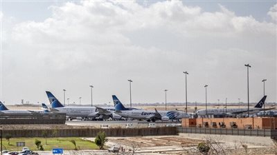بعد قليل من إقلاعها.. طائرة تعود إلى مطار القاهرة لإنقاذ حياة راكب سعودي