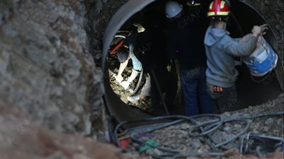 شاهد.. لقطات من أقرب نقطة في الجرف الكبير الذي حفره فريق الإنقاذ للوصول للطفل ريان 