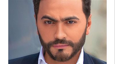 شاهد.. الفنان المصري تامر حسني يلبي للنداء ويفاجئ طفلًا مريضًا بالذهاب إلى منزله