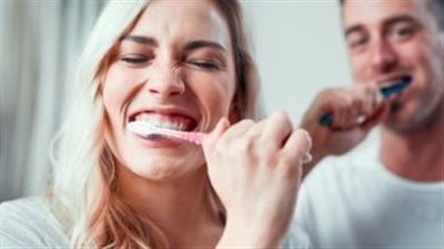 لتنظيف الأسنان طريقة معينة لتجنب الضرر باللثة.. تعرف عليها