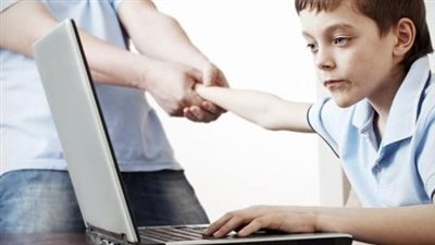 خبراء ينصحون بضرورة أن يرافق الآباء أطفالهم عند استعمال الألعاب عبر الإنترنت