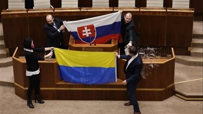 مشاهد عنيفة تخيم على جلسة خاصة في البرلمان السلوفاكي