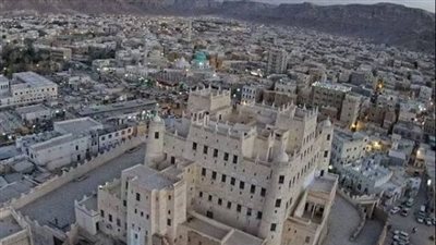 بمعنويات تُعانق السماء… موكب مديرية مدينة المكلا يواصل طريقة نحو سيئون “ جنوب اليمن” 