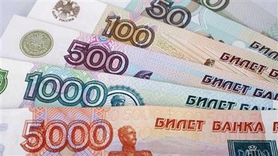 ما أسباب تراجع الروبل الروسي في تعاملات اليوم الاثنين؟