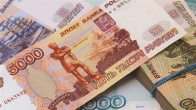 تراجع قيمة الروبل الروسي أمام الدولار الأمريكي خلال تعاملات صباح اليوم