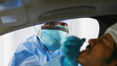 معدل الإصابات بفيروس كورونا في الإمارات يسجل انخفاضًا كبيرًا خلال شهر بلغ 70%