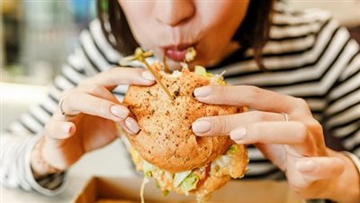  مجموعة من الأطعمة والمشروبات التي يساعد تجنبها على الوقاية من ارتجاع الحمضي