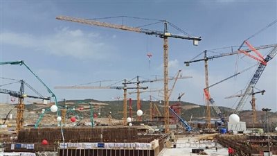 اعتصام المئات من عمال مشروع محطة 