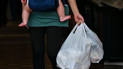 خبراء يكشفون التأثير البيئي للأكياس الورقية أسوأ من نظيراتها البلاستيكية