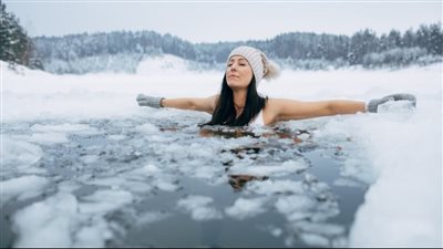 خبراء يكشفون عن فوائد للسباحة في المياه الثلجية