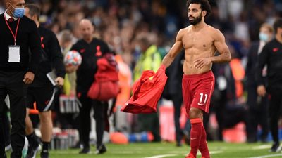 محمد صلاح يهدي قميصه لأحد المشجعين بعد هزيمة إنترميلان بثنائية نظيفة