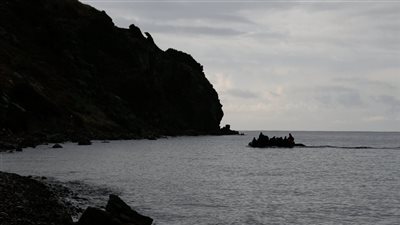 أول رد يوناني على إلقاء خفر السواحل مهاجرين في البحر