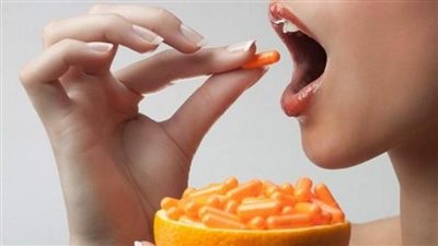 خبير يحذر من الإفراط بتناول فيتامين C عند الإصابة بفيروس كورونا.. ماذا قال؟