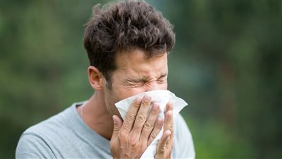 طرق التخلص من سيلان الأنف فى المنزل.. بالمشروبات الساخنة والبخار 