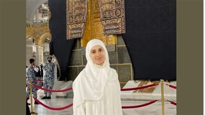 الفنانة المصرية ياسمين رئيس تؤدي مناسك العمرة 