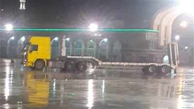 شاحنة تدمر إحدى بوابات مسجد جمكران في إيران