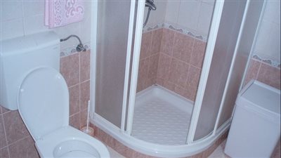  لماذا يجب ترك باب الحمام مفتوحًا بعد الاستحمام؟ 