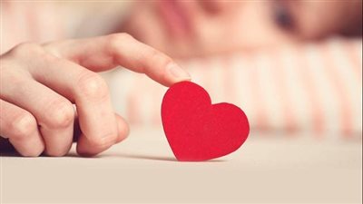 خبير بريطاني يحذر من إخفاء وتزييف مشاعرنا الحقيقية والتظاهر بالشجاعة دائمًا