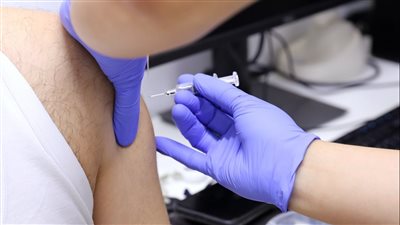 تقديم 17 ألف جرعة جديدة من لقاح كورونا بالإمارات