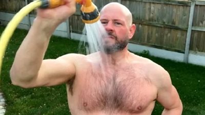 بريطاني يستحم بماء بارد يوميًا لمدة عام لجمع 10000 جنيه إسترلينى