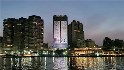 إضاءة مبنى السفارة السعودية بالقاهرة بشعار تأسيس المملكة 