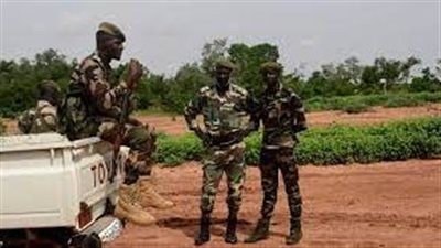 حكومة النيجر: 18 مدنيًا قتلوا بعد هجوم على عربة تقلهم في غرب البلاد