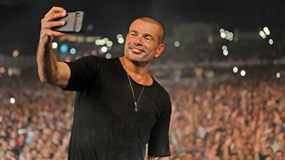 المطرب المصري عمرو دياب يكشف السبب الحقيقي حول اختفاء أغانيه من يوتيوب