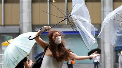 مقطع فيديو يظهر مدى قوة الرياح التي تتعرض لها بريطانيا خلال هذه الأيام