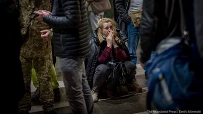 بالصور.. دموع في الطرقات.. مواطني أوكرانيا يفترشون الشوارع بعد العملية العسكرية الروسية 