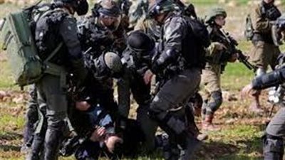 الاحتلال الإسرائيلي يعتقل 24 فلسطينيًا من الخليل ورام الله 