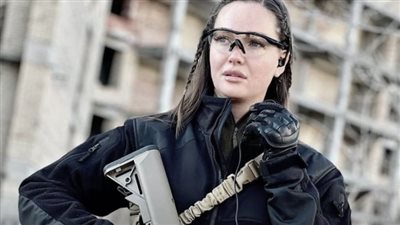 ملكة جمال أوكرانيا تحمل السلاح للدفاع عن بلادها