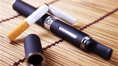 هل التدخين الإلكتروني يسبب أمراض اللثة؟.. دراسة تُجيب