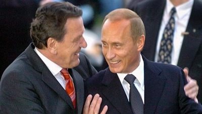 انقلاب موظفو المستشار الألماني عليه والسبب