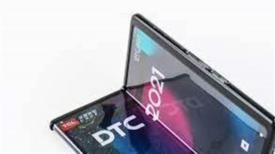 TCL تكشف نماذج من هاتفها الأول القابل للطي عموديًا