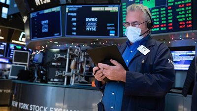 في أعقاب غزو روسيا لأوكرانيا... استبعاد الأسهم الروسية من مؤشري ستاندرد آند بورز وداو جونز 