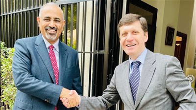 شاهد.. رئيس المجلس الانتقالي الجنوبي في اليمن يلتقي سفير روسيا الاتحادية بأبوظبي