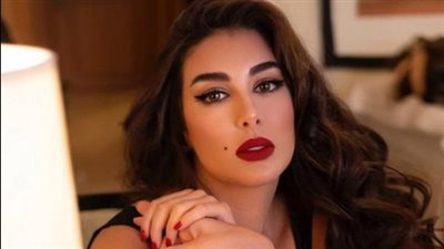  الفنانة المصرية ياسمين صبري تنشر صورة لها بالحجاب من داخل الحرم المكي