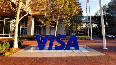 فيزا وماستركارد تعلقان عملياتهما في روسيا