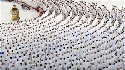 جموع المصلين يؤدون صلاة الفجر بالمسجد الحرام دون تباعد جسدي (صور)