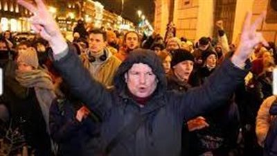 منظمة تراقب الاحتجاجات تكشف اعتقال أكثر من 64 شخصًا في احتجاجات مناهضة للحرب بروسيا