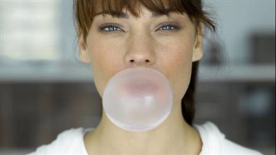  ماذا يحدث عند مضغ الحامل للعلكة الخالية من السكّر؟