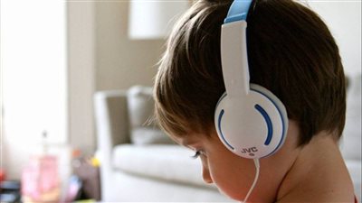 خبير ألماني يحذر من الأضرار التي تتسبب فيها سماعات الرأس لدى الأطفال
