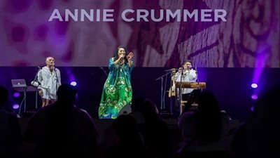 شاهد.. آني كرومر تقدم حفلا مبهرا على مسرح دبي ميلينيوم في إكسبو 2020 دبي