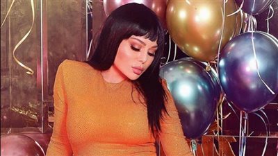  النجمة اللبنانية هيفاء وهبي تحتفل بعيد ميلادها مع أفراد اسرتها (فيديو)