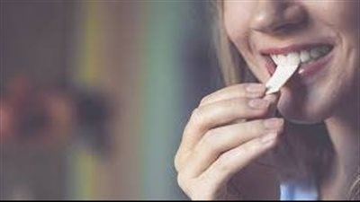 نصائح قبل الإقدام على مضغ العلكة.. مخاطر لا تعرفها