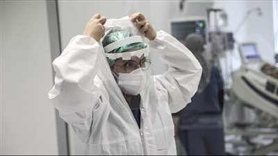 لهذا السبب تبقى حرارة المريض مرتفعة أشهرا بعد الإصابة بكورونا.. طبيب روسي يوضح