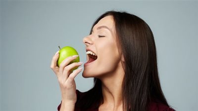 هل الحمضيات يمكن أن تضر بالأسنان؟.. خبير يوضح