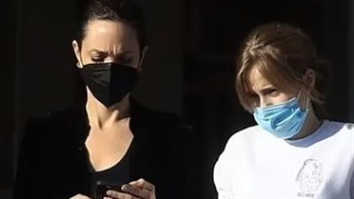أنجلينا جولي تتسوق بصحبة إبنتها بعد عودتها من اليمن 