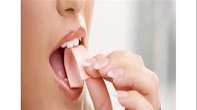  لمضغ العلكة مخاطر صحية كثيرة.. ما هي؟