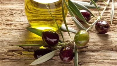 ما هي فوائد  شرب زيت الزيتون على الريق؟